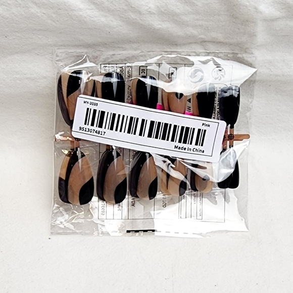 24 Pieces Glossy Fake Press On Nails - Picture 6 of 7